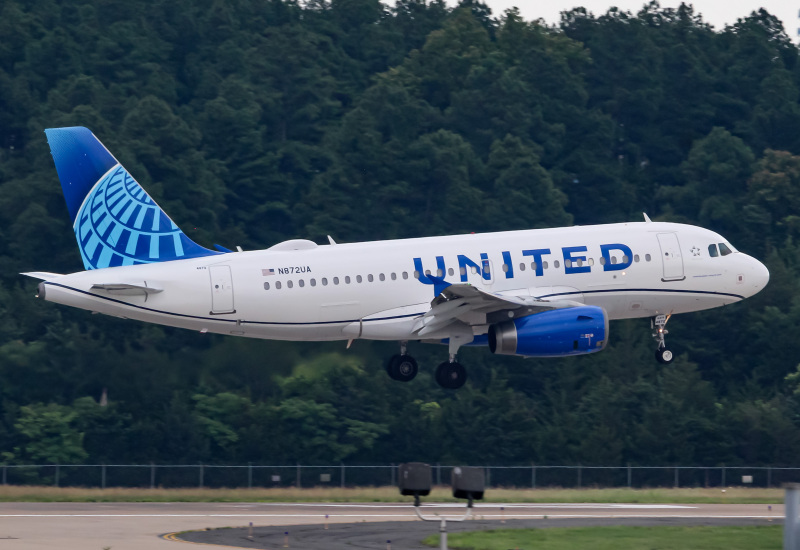 Photo of N872UA - United Airlines Airbus A319 at IAD on AeroXplorer Aviation Database