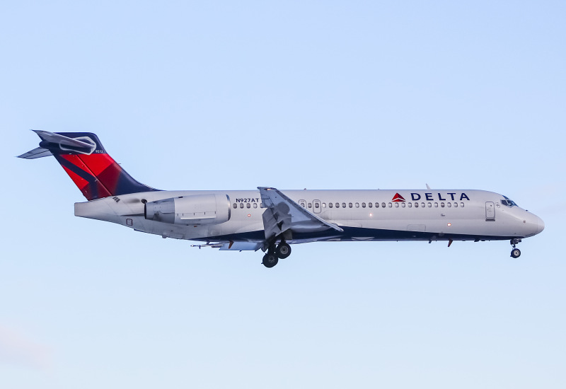 Photo of N927AT - Delta Airlines Boeing 717-200 at MKE on AeroXplorer Aviation Database
