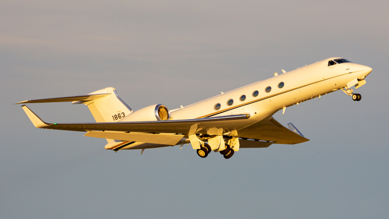 Photo of 02-1863 - United States Air Force Gulfstream C-37A at LCK on AeroXplorer Aviation Database