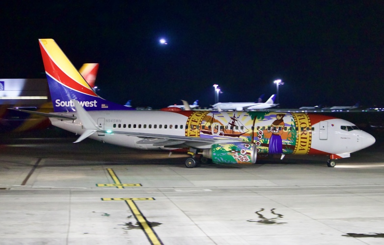 Photo of N945WN - Southwest Airlines  Boeing 737-700 at DEN on AeroXplorer Aviation Database