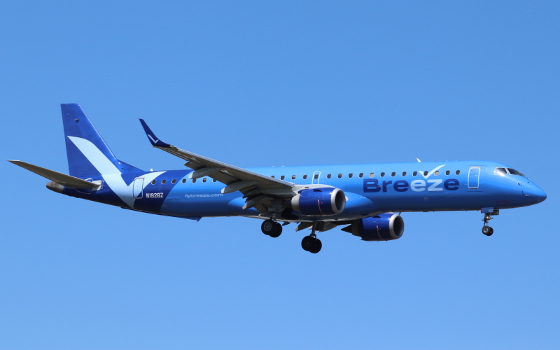 Photo of N192BZ - Breeze Airways Embraer E195 at ISP on AeroXplorer Aviation Database