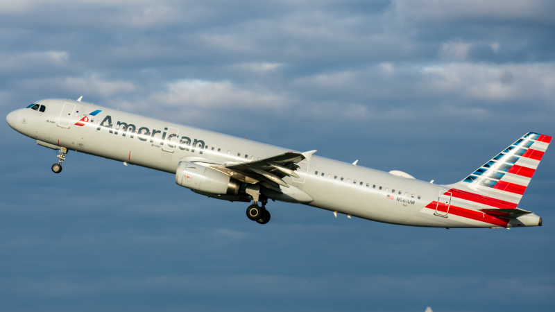 Photo of N561UW - American Airlines Airbus A321-200 at CLT on AeroXplorer Aviation Database