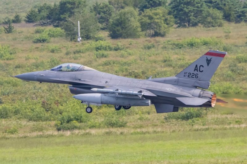 Photo of 87-0226 - USAF - United States Air Force General Dynamics F-16 Fighting Falcon at ACY on AeroXplorer Aviation Database