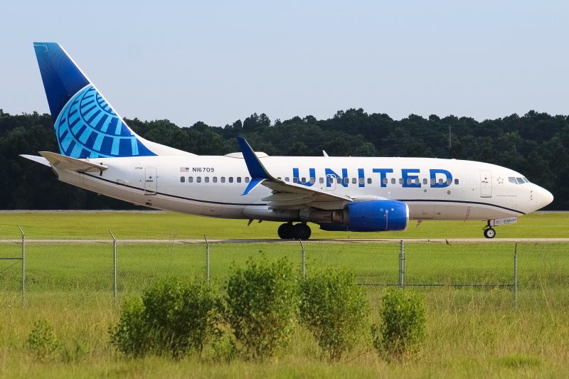Photo of N16709 - United Airlines Boeing 737-700 at SAV on AeroXplorer Aviation Database