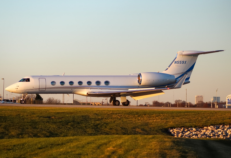 Photo of N559X - PRIVATE Gulfstream G550 at MKE on AeroXplorer Aviation Database