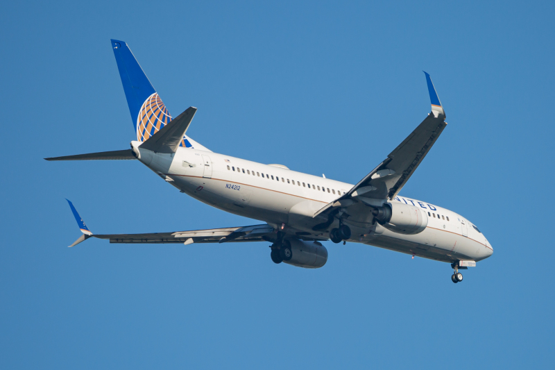 Photo of N24212 - United Airlines Boeing 737-800 at BWI on AeroXplorer Aviation Database
