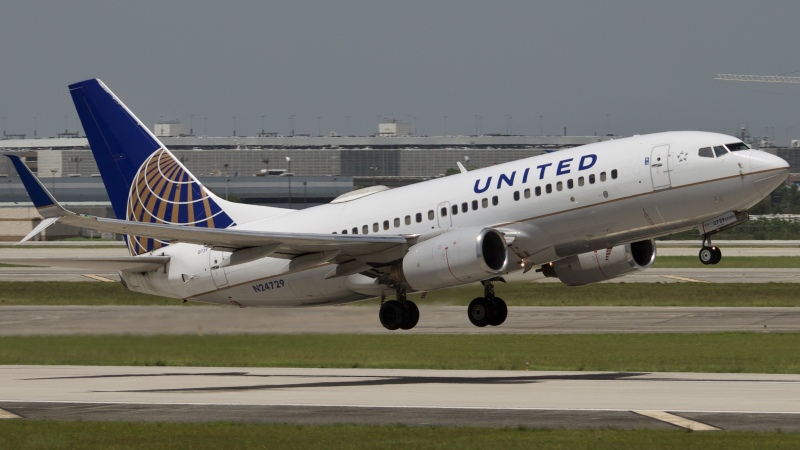Photo of N24729 - United Airlines Boeing 737-700 at IAH on AeroXplorer Aviation Database