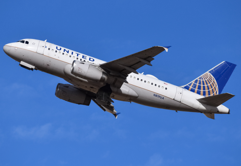 Photo of N819UA - United Airlines Airbus A319 at DEN on AeroXplorer Aviation Database