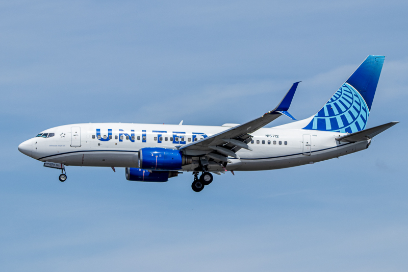 Photo of N15712 - United Airlines Boeing 737-700 at DCA on AeroXplorer Aviation Database