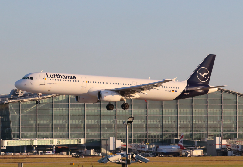 Photo of D-AIDG - Lufthansa Airbus A321-200 at LHR on AeroXplorer Aviation Database