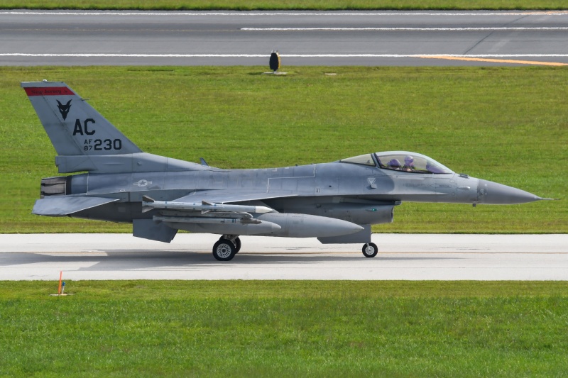 Photo of 87-0320 - USAF - United States Air Force General Dynamics F-16 Fighting Falcon at ACY on AeroXplorer Aviation Database