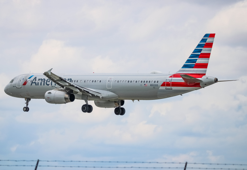 Photo of N922US - American Airlines Airbus A321-200 at BWI on AeroXplorer Aviation Database