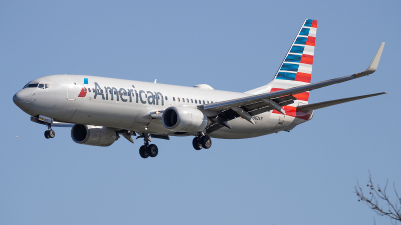 Photo of N962AN - American Airlines Boeing 737-800 at DCA on AeroXplorer Aviation Database