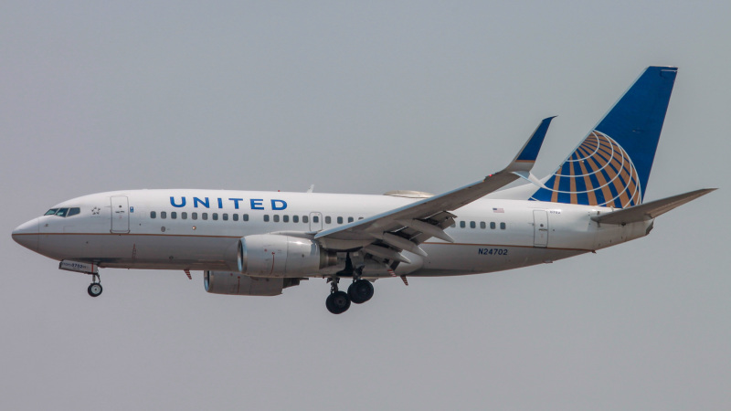 Photo of N24702 - United Airlines  Boeing 737-700 at SLC on AeroXplorer Aviation Database