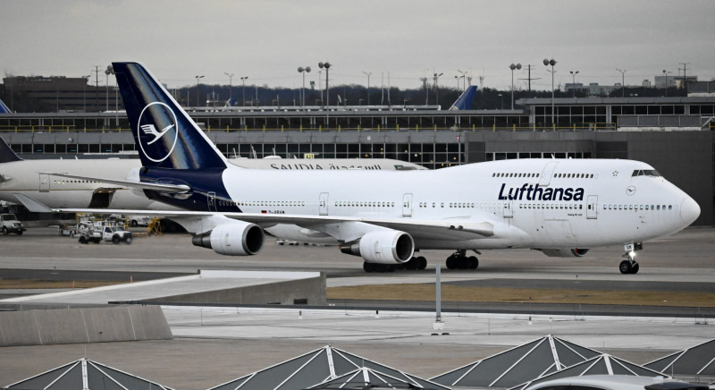 Photo of D-ABVM - Lufthansa Boeing 747-400 at IAD on AeroXplorer Aviation Database