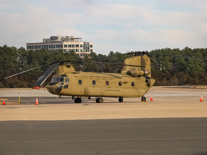 Photo of 09-08779 - USA - United States Army Boeing CH-47 Chinook at IAD on AeroXplorer Aviation Database