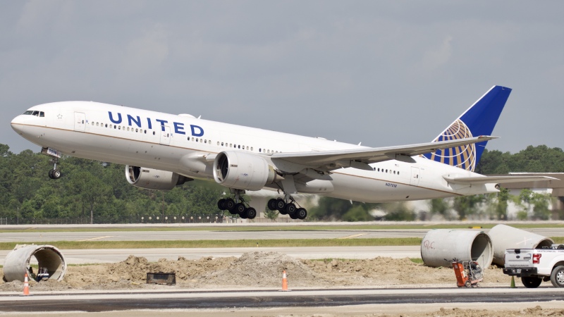 Photo of N37018 - United Airlines Boeing 777-200ER at IAH on AeroXplorer Aviation Database