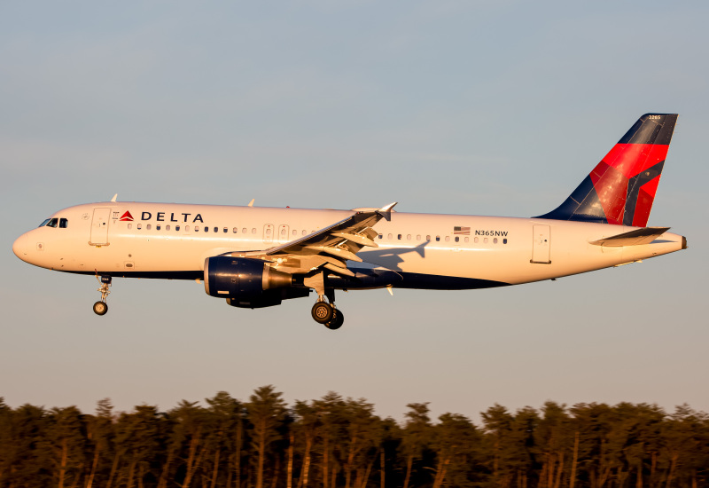 Photo of N365NW - Delta Airlines Airbus A320 at BWI on AeroXplorer Aviation Database