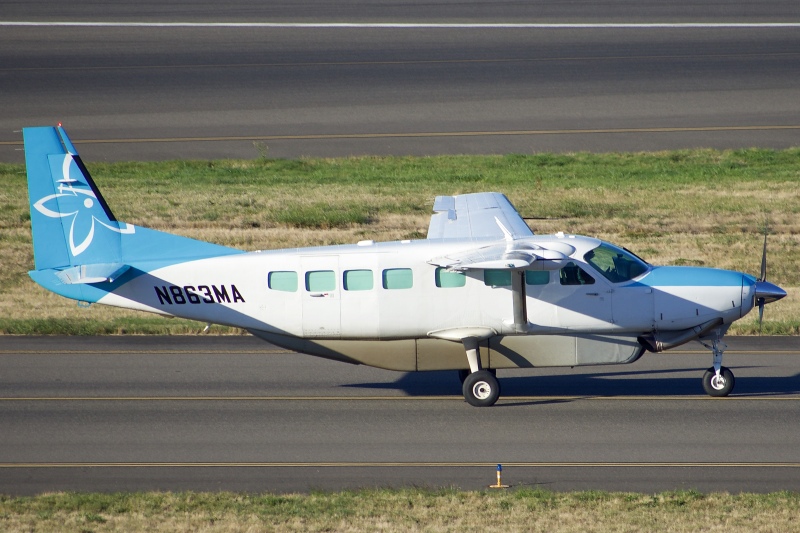 Photo of N863MA - Mokulele Cessna 208B at PDX on AeroXplorer Aviation Database