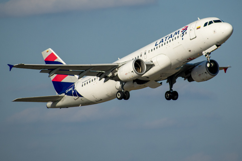 Photo of CC-BAU - LATAM Airbus A320 at MCO on AeroXplorer Aviation Database