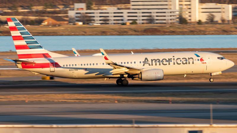 Photo of N947NN - American Airlines Boeing 737-800 at DCA on AeroXplorer Aviation Database