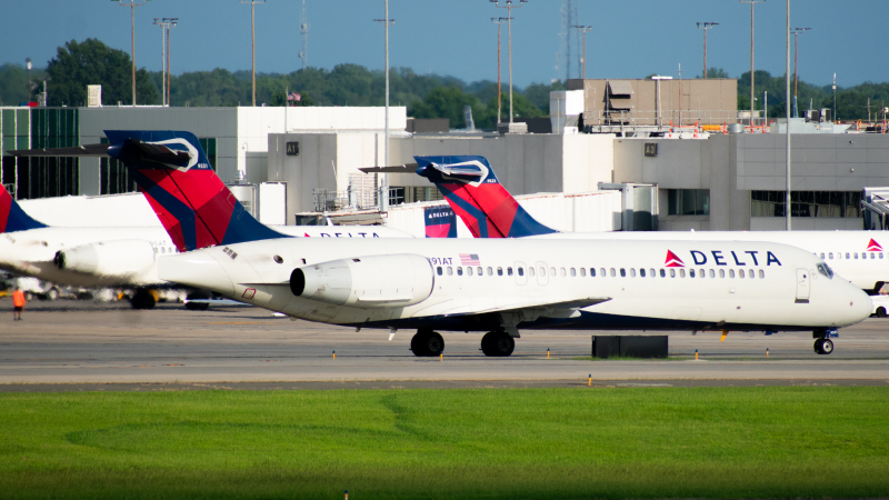 Photo of N891AT - Delta Airlines Boeing 717-200 at CLT on AeroXplorer Aviation Database