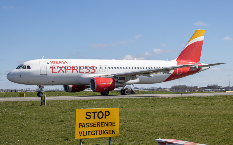 Photo of EC-MUK - Iberia Airbus A320 at AMS on AeroXplorer Aviation Database