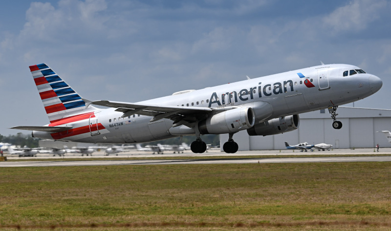 Photo of N647AW - American Airlines Airbus A320 at DAB on AeroXplorer Aviation Database