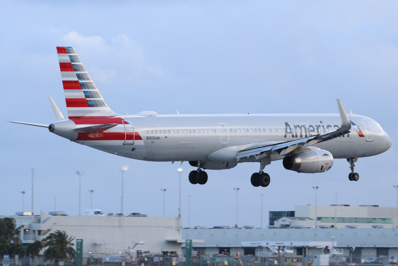 Photo of N909AM - American Airlines Airbus A321 at MIA on AeroXplorer Aviation Database