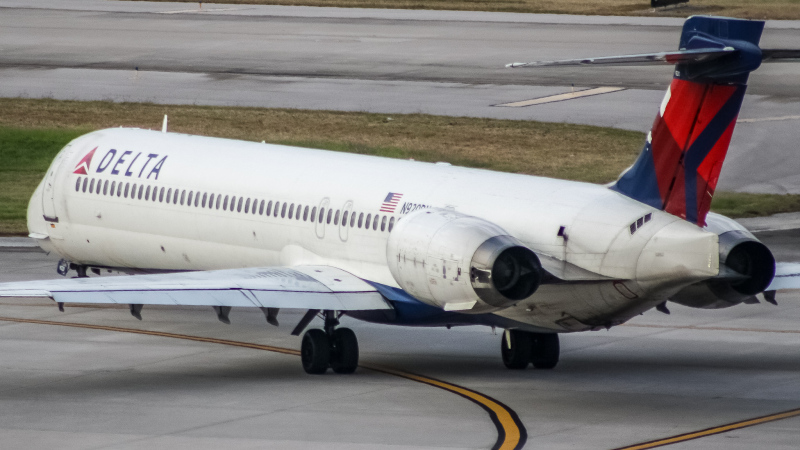 Photo of N920DN - Delta Airlines McDonnell Douglas MD90 at IAH on AeroXplorer Aviation Database