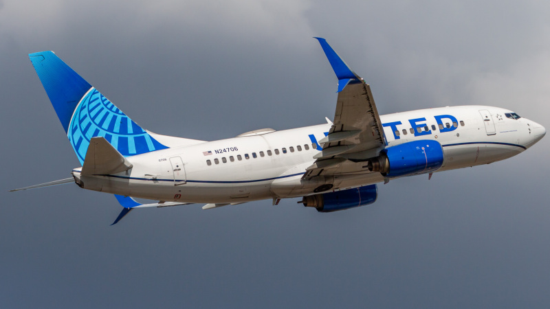 Photo of N24706 - United Airlines Boeing 737-700 at IAH on AeroXplorer Aviation Database