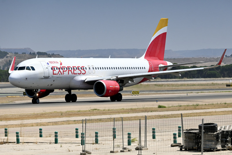 Photo of EC-LVQ - Iberia Express Airbus A320 at MAD on AeroXplorer Aviation Database