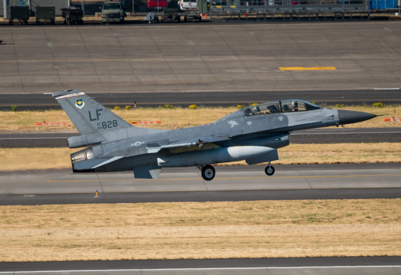 Photo of 93-0828 - USAF - United States Air Force General Dynamics F-16 Fighting Falcon at PDX on AeroXplorer Aviation Database