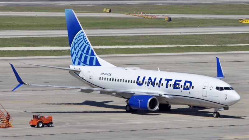 Photo of N24715 - United Airlines Boeing 737-700 at IAH on AeroXplorer Aviation Database