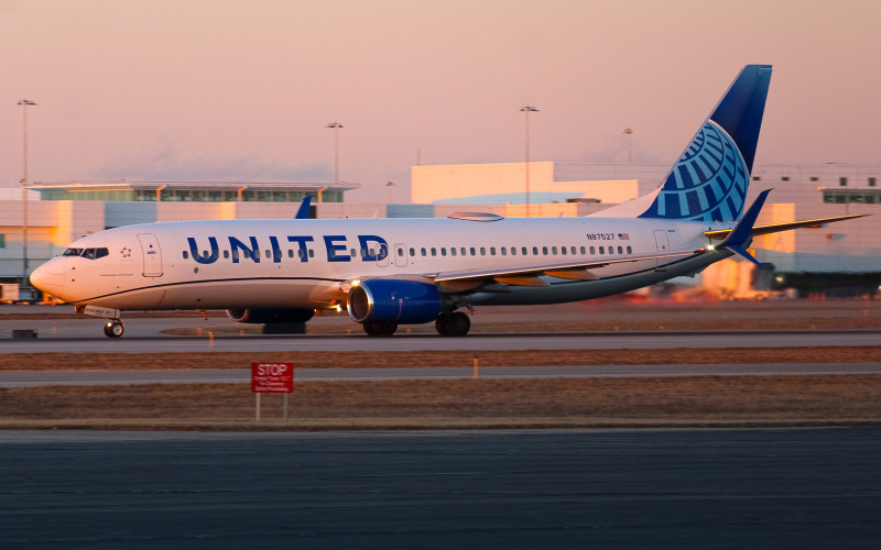 Photo of N87527 - United Airlines Boeing 737-800 at CVG on AeroXplorer Aviation Database