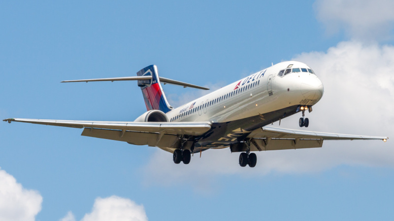 Photo of N954AT - Delta Airlines Boeing 717-200 at HOU on AeroXplorer Aviation Database
