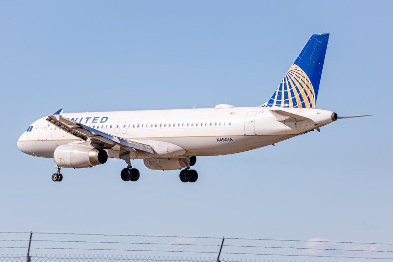 Photo of N454UA - United Airlines Airbus A320 at BWI on AeroXplorer Aviation Database