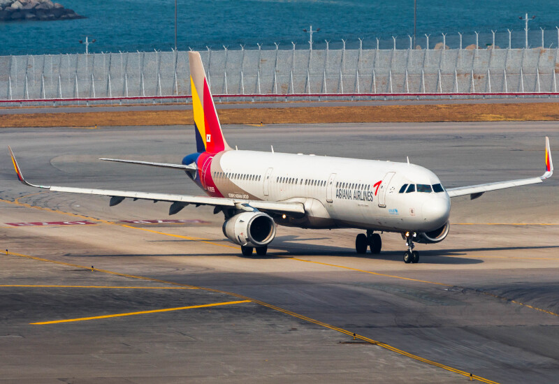 Photo of HL8059 - Asiana Airlines Airbus A321-200 at HKG on AeroXplorer Aviation Database
