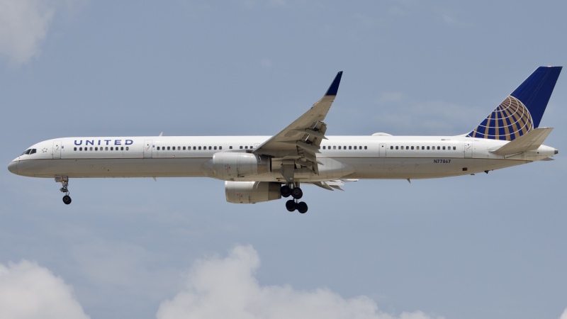 Photo of N77867 - United Airlines Boeing 757-300 at IAH on AeroXplorer Aviation Database