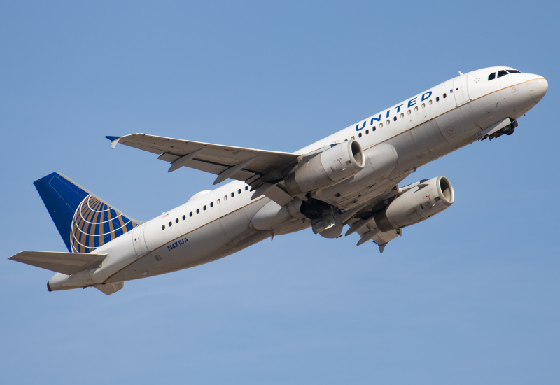 Photo of N471UA - United Airlines Airbus A320 at PHX on AeroXplorer Aviation Database
