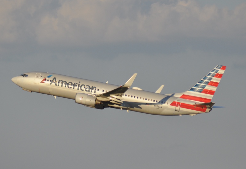 Photo of N975AN - American Airlines Boeing 737-800 at DFW on AeroXplorer Aviation Database