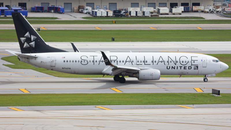 Photo of N76516 - United Airlines Boeing 737-800 at FLL on AeroXplorer Aviation Database