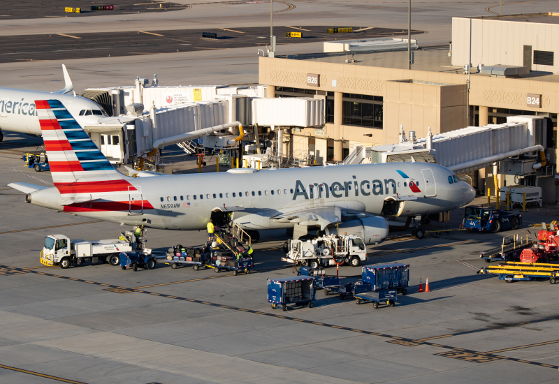 Photo of N659AW - American Airlines Airbus A320 at PHX on AeroXplorer Aviation Database