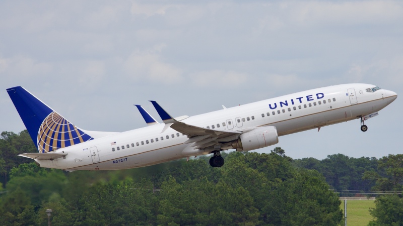 Photo of N37277 - United Airlines Boeing 737-800 at IAH on AeroXplorer Aviation Database
