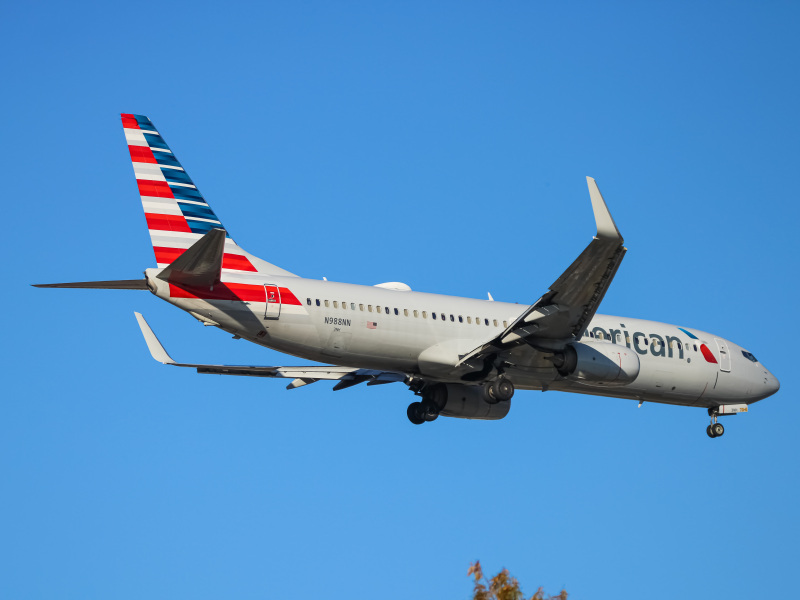 Photo of N988NN - American Airlines Boeing 737-800 at BWI on AeroXplorer Aviation Database