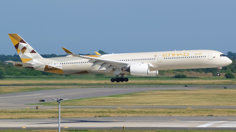 File:A plane from the ETIHAD Airways (UAE) in the blue paint of