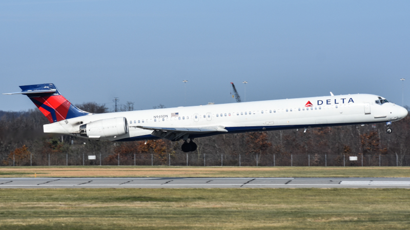 Photo of n945dn - Delta Airlines Mcdonnell Douglas MD90 at PIT on AeroXplorer Aviation Database