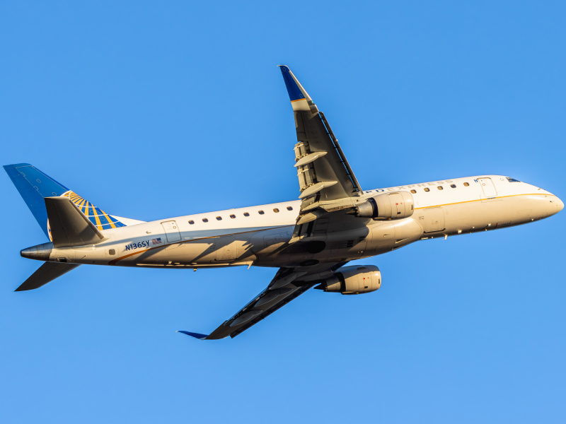 Photo of N136SY - SkyWest Airlines Embraer E175 at RDM on AeroXplorer Aviation Database