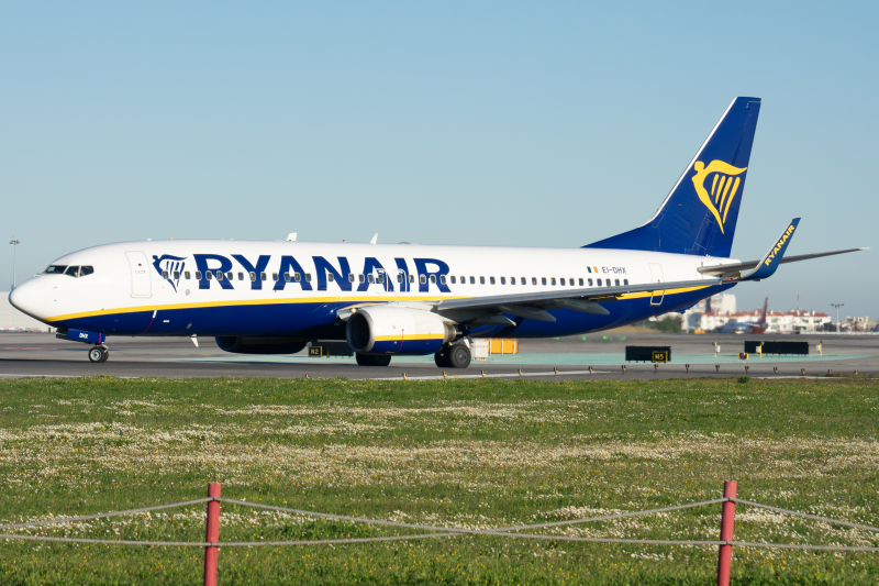 Photo of EI-DHX - RyanAir Boeing 737-800 at LIS on AeroXplorer Aviation Database