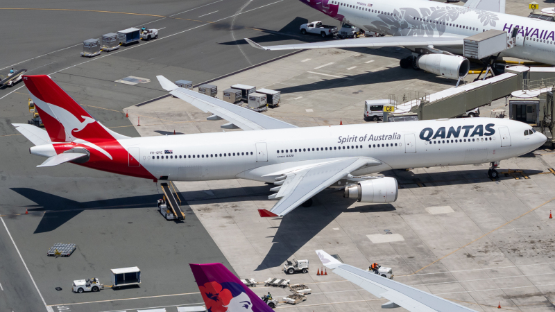 Photo of VH-QPE - Qantas Airways Airbus A330-300 at HNL on AeroXplorer Aviation Database